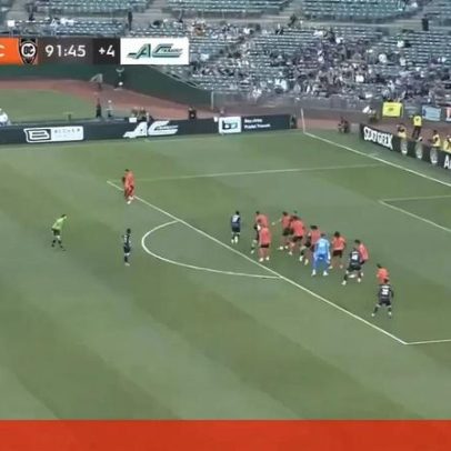 Guarda-redes expulso após milagre de Trubin e bola extra em campo