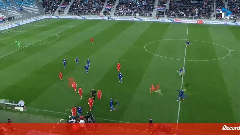 Selecionador de sub-21 da Turquia bate com a cabeça no chão ao protestar decisão do árbitro e acaba hospitalizado