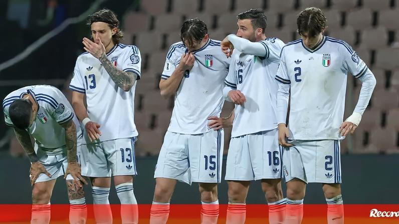 Jogadores italianos depois de serem eliminados pela Bósnia