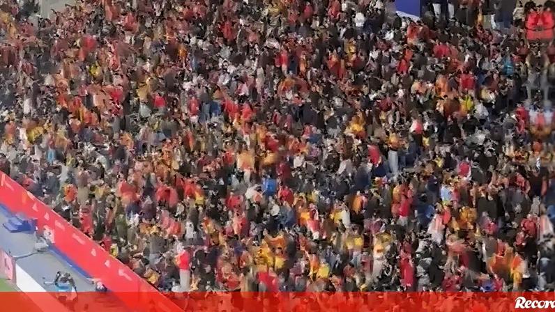 A campeã europeia Espanha empatou (0-0) na receção ao Egito, em jogo particular de preparação para o Mundial'2026. Em vários momentos da partida, alguns adeptos locais entoaram cânticos xenófobos, ao gritarem "quem não salta é muçulmano", já depois de terem assobiado o hino do Egito na cerimónia protocolar antes do apito inicial.