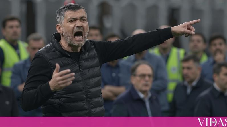 Sérgio Conceição dá instruções aos jogadores do Milan