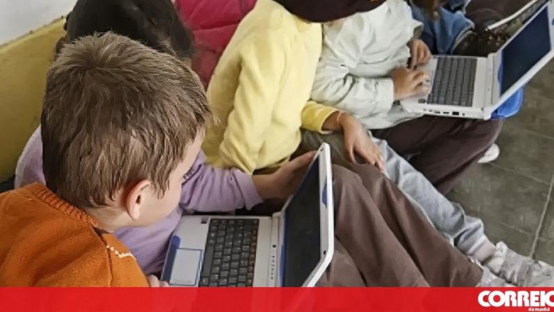 Crianças a usar computador