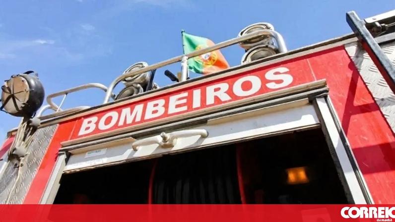 Incêndio deflagra em casa devoluta no centro do Porto