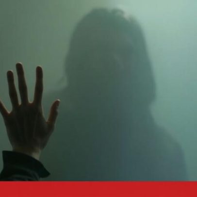 Mulher agredia os filhos durante oito anos, arrastando-os e atirando-os