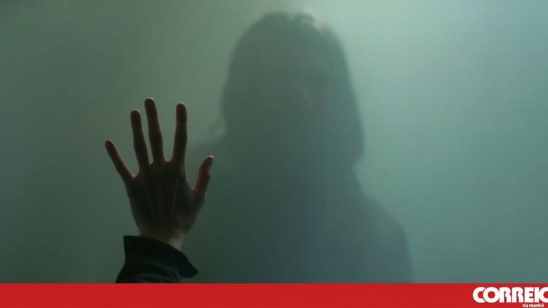 Mulher agredia os filhos durante oito anos, arrastando-os e atirando-os