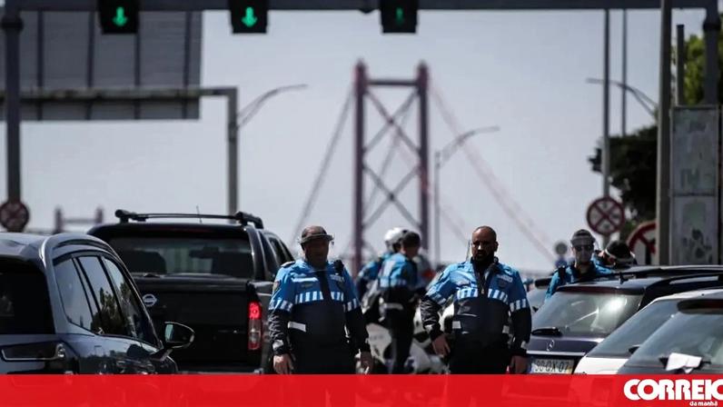 PSP fiscaliza automóveis no acesso à Ponte 25 de Abril
