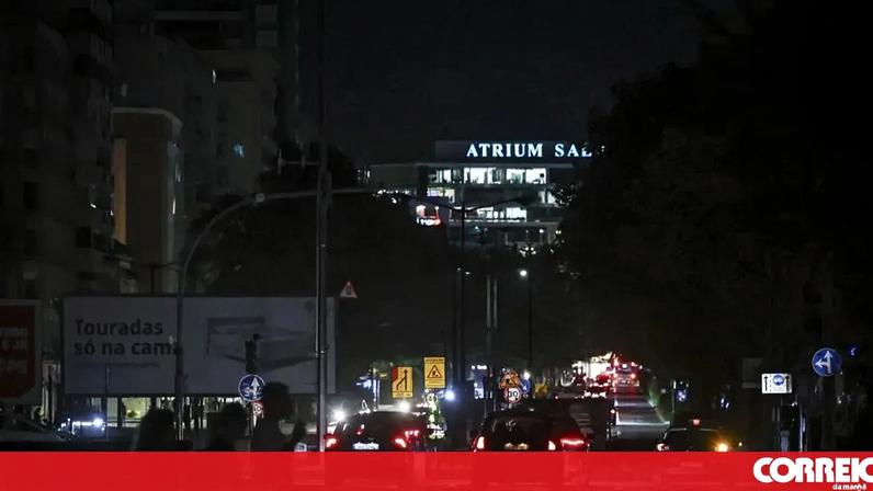 Avenida da República 'às escuras' após apagão em Portugal