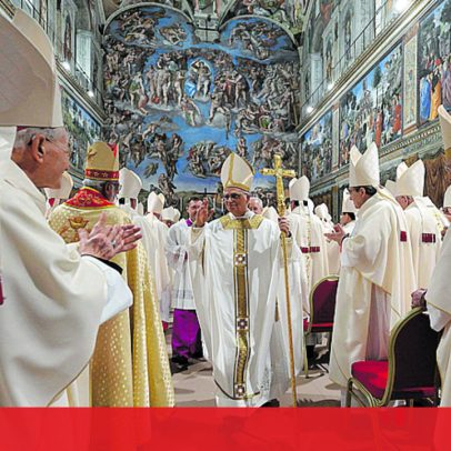 Cardeal visto com telemóvel durante eleição do Papa Leão XIV