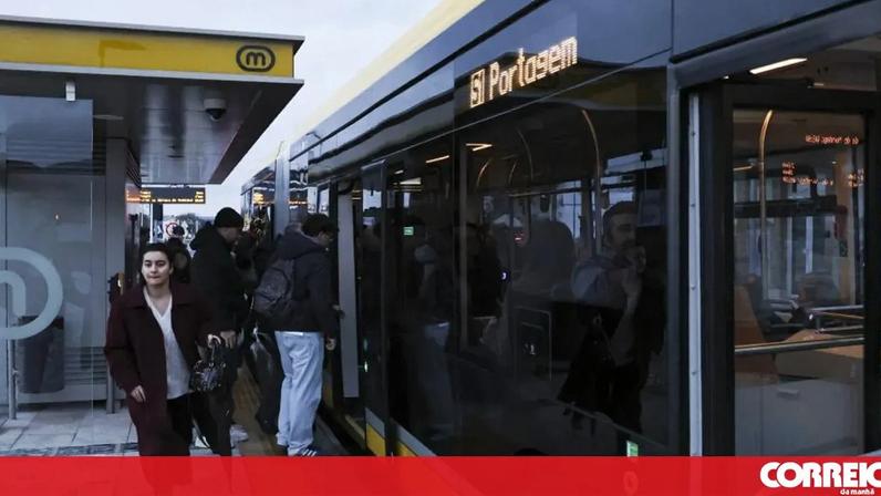 Passageiros utilizam o 'metrobus' em Coimbra