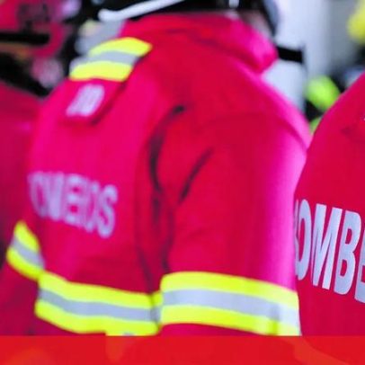Barco bate no cais em Viana do Castelo