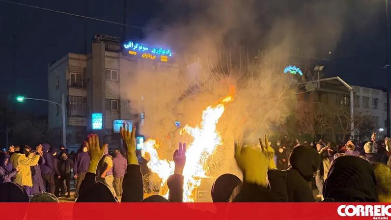Irão executa três manifestantes condenados por mortes em protestos