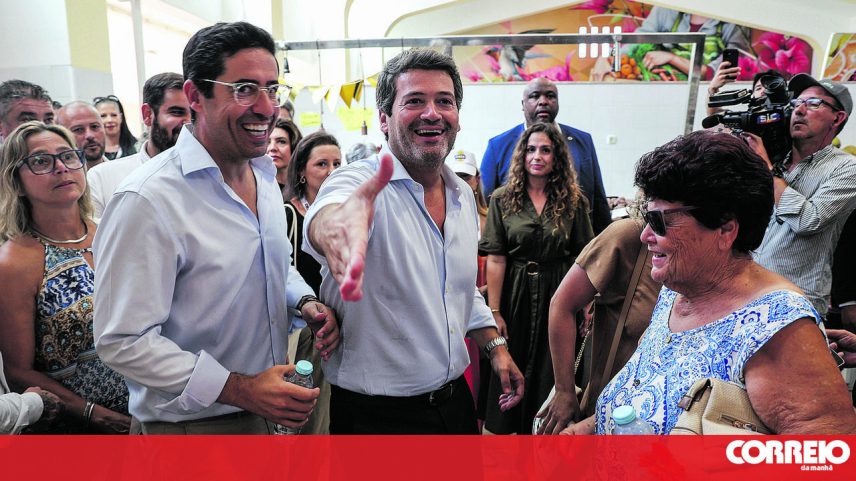 Rui Cristina com André Ventura durante uma ação de campanha em Albufeira
