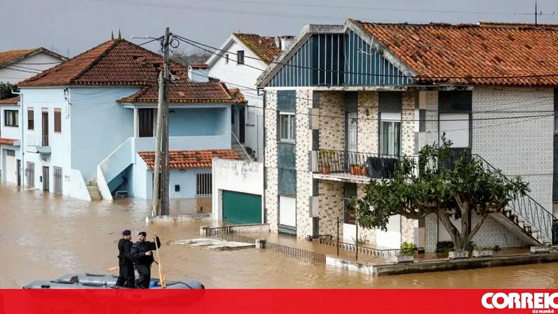 Elementos da proteção civil passam com um bote pela zona que ficou submersa pela subida da água do Rio Liz devido ao mau tempo, em Leiria