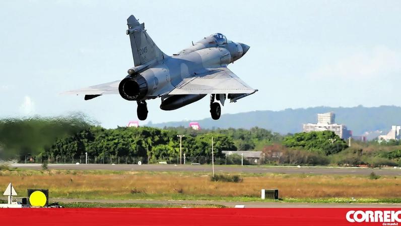 Caça taiwanês descola para voo de proteção: a ilha usa trunfo da produção de chips para compensar a vulnerabilidade geográfica