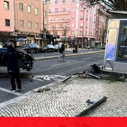 Despiste a alta velocidade em Lisboa derruba semáforos e quiosque; condutor foge