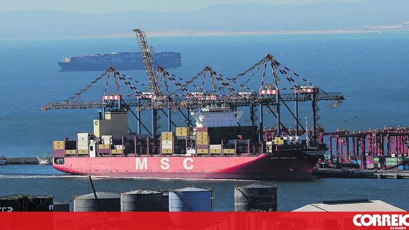 Navios na Cidade do Cabo, África do Sul. Fecho do estreito de Ormuz obrigou a alterar rotas