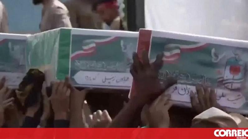 Milhares marcam presença no funeral das vítimas de ataque a escola no Irão