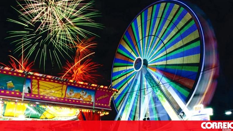 Celebração com fogo de artifício e roda gigante iluminada