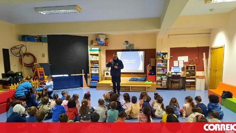 Formação sobre regras de salvamento para crianças numa escola
