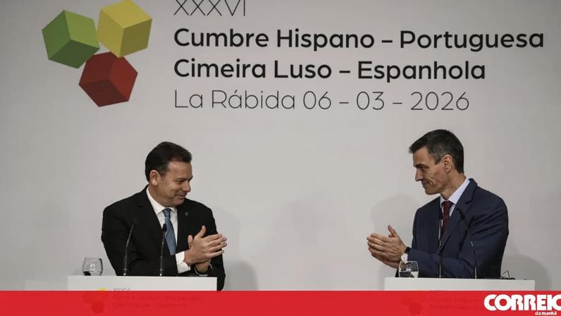 Luís Montenegro na conferência de imprensa conjunta da 36.ª Cimeira Luso-espanhola, ao lado do chefe do Governo espanhol, Pedro Sánchez
