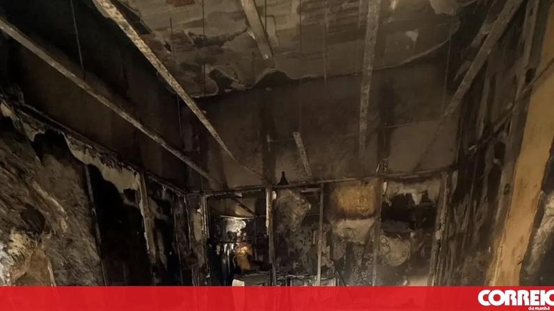 Incêndio destrói escritório em Matosinhos; bombeiros de Matosinhos-Leça e S. Mamede no local