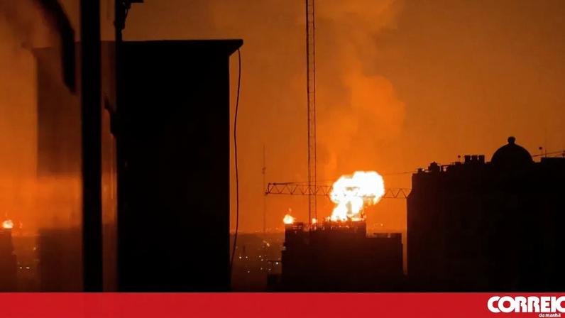 Explosões e grandes colunas de fumo iluminam céu de Teerão após vaga de ataques noturnos