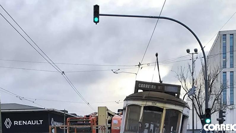 Elétrico e camião de transporte excepcional colidiram em Alcântara