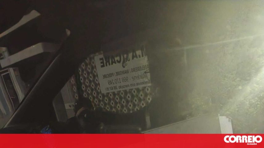 Carro sofre acidente e fica pendurado numa ponte