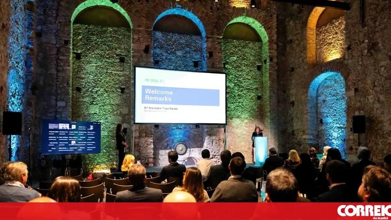 Ana Isabel Trigo Morais discursa em evento da re.source com público presente