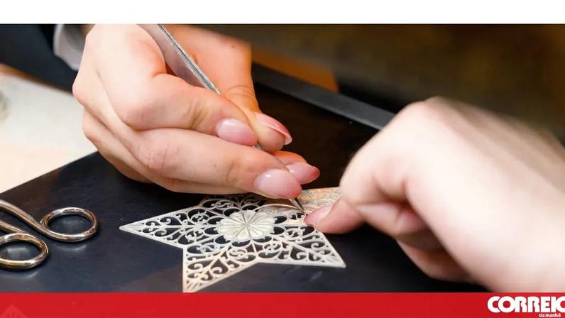 Artesão cria peça de filigrana em forma de estrela com recurso a pinças
