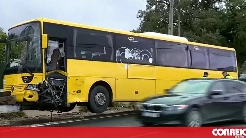 Colisão entre autocarro e carro na EN378 em Fernão Ferro provoca dois feridos