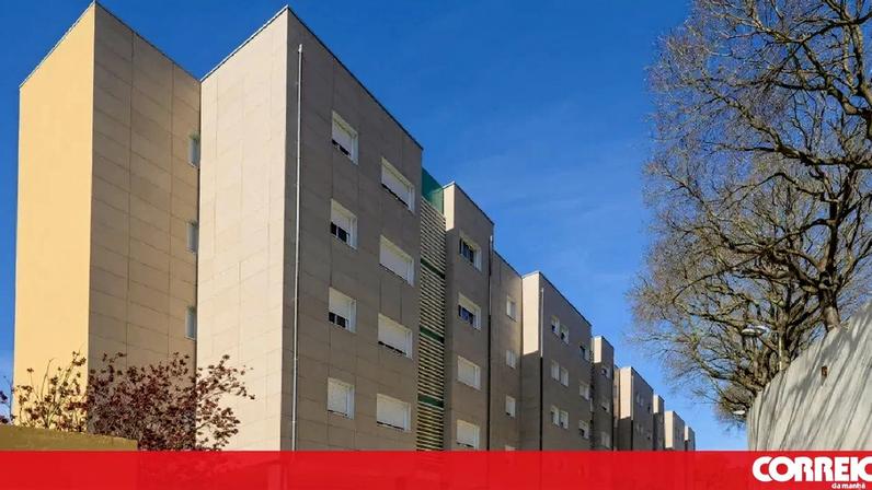 Prédios de apartamentos modernos com estacionamento