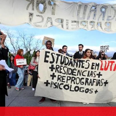 Alunos na rua pedem ensino superior gratuito