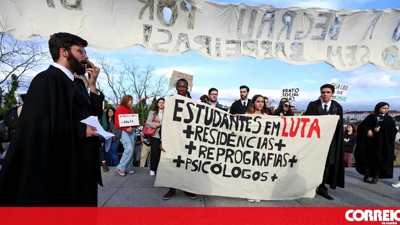 Estudantes em luta por residências, reprografias e psicólogos