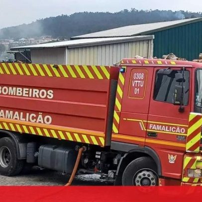 Três veículos ardem num armazém de lenha