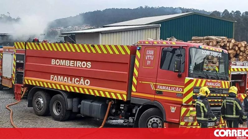 Três veículos ardem em incêndio num armazém de lenha