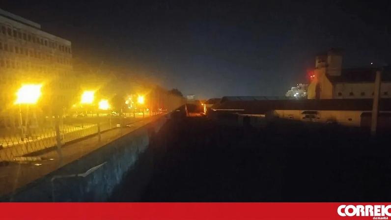 Vista noturna de um espaço urbano com iluminação artificial