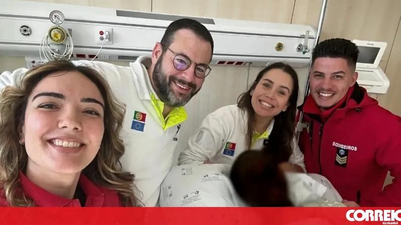 Mãe e bebé acompanhados pelos bombeiros da Moita e médicos da VMER do Barreiro