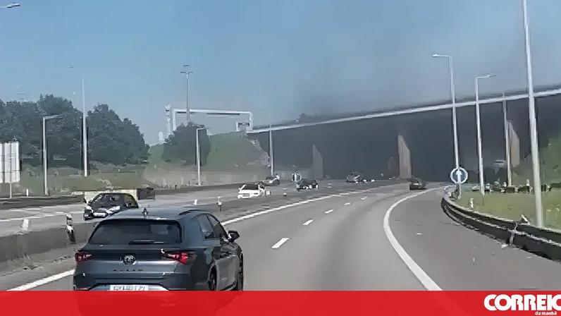 Viatura a arder na A4, na zona da Maia