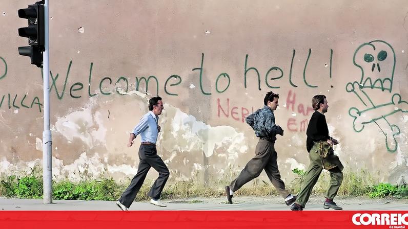 Na parede de um prédio de Sarajevo, a frase que define os quatro anos de cerco: "Bem-vindos ao inferno"