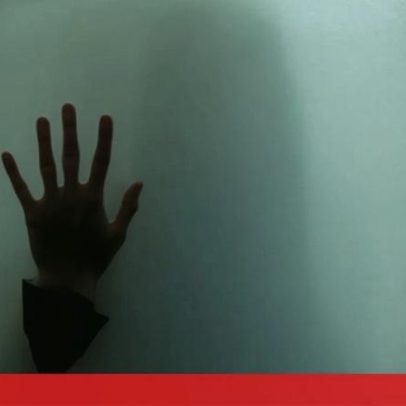 Mulher arrastou os filhos pelos cabelos e atirou-os contra a parede