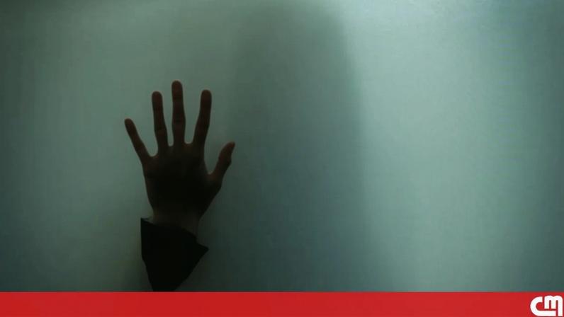 Mulher arrasta filhos pelos cabelos e atira-os contra a parede. Violência durou oito anos