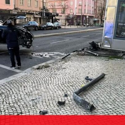 Despista-se a alta velocidade, derruba semáforos e destrói quiosque