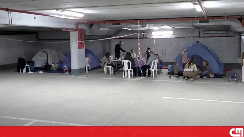 Imagens mostram dezenas de pessoas abrigadas em parques de estacionamento subterrâneos em Telavive, enquanto continuam os alertas e ataques com mísseis iranianos contra Israel pelo segundo dia consecutivo. Sirenes sucessivas têm obrigado a população a procurar proteção em abrigos improvisados.