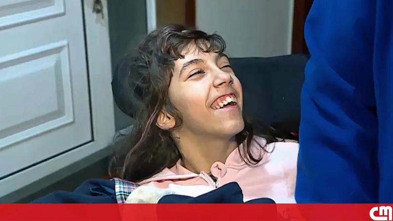 “Precisamos sempre de ajuda”: Família de menina com paralisia cerebral queixa-se de falta de apoios