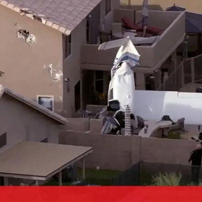 Avião despenha-se em duas casas no Arizona e deixa três feridos