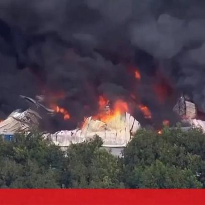 Incêndio atinge armazém na Flórida