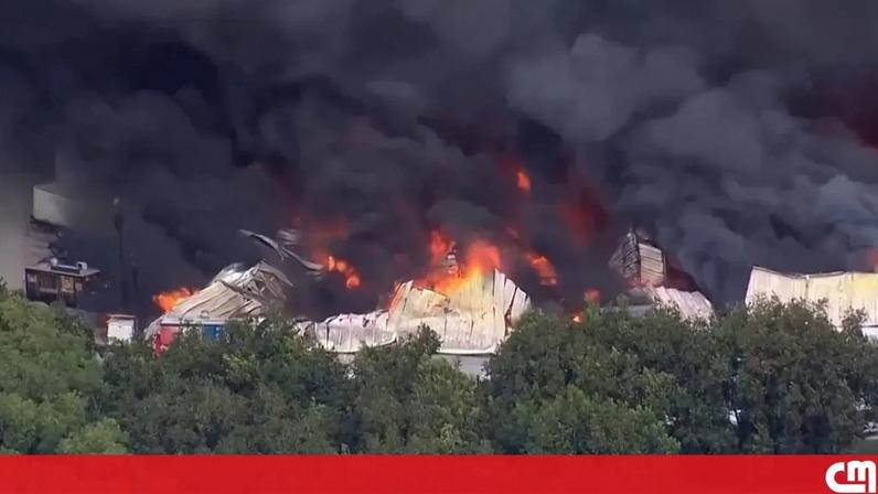 Incêndio deflagra em armazém na Flórida