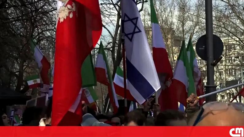 Membros da comunidade iraniana manifestam-se à frente da embaixada do Irão