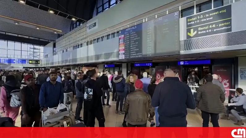 Dezenas de crianças romenas regressam a Bucareste após repatriamento do Médio Oriente